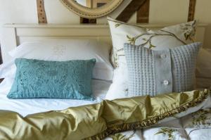 Vintage style quilt and bedding